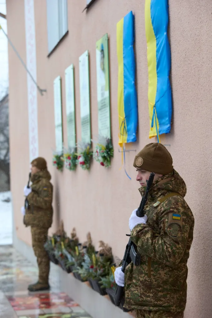 Військові вартують біля меморіальних дощок України