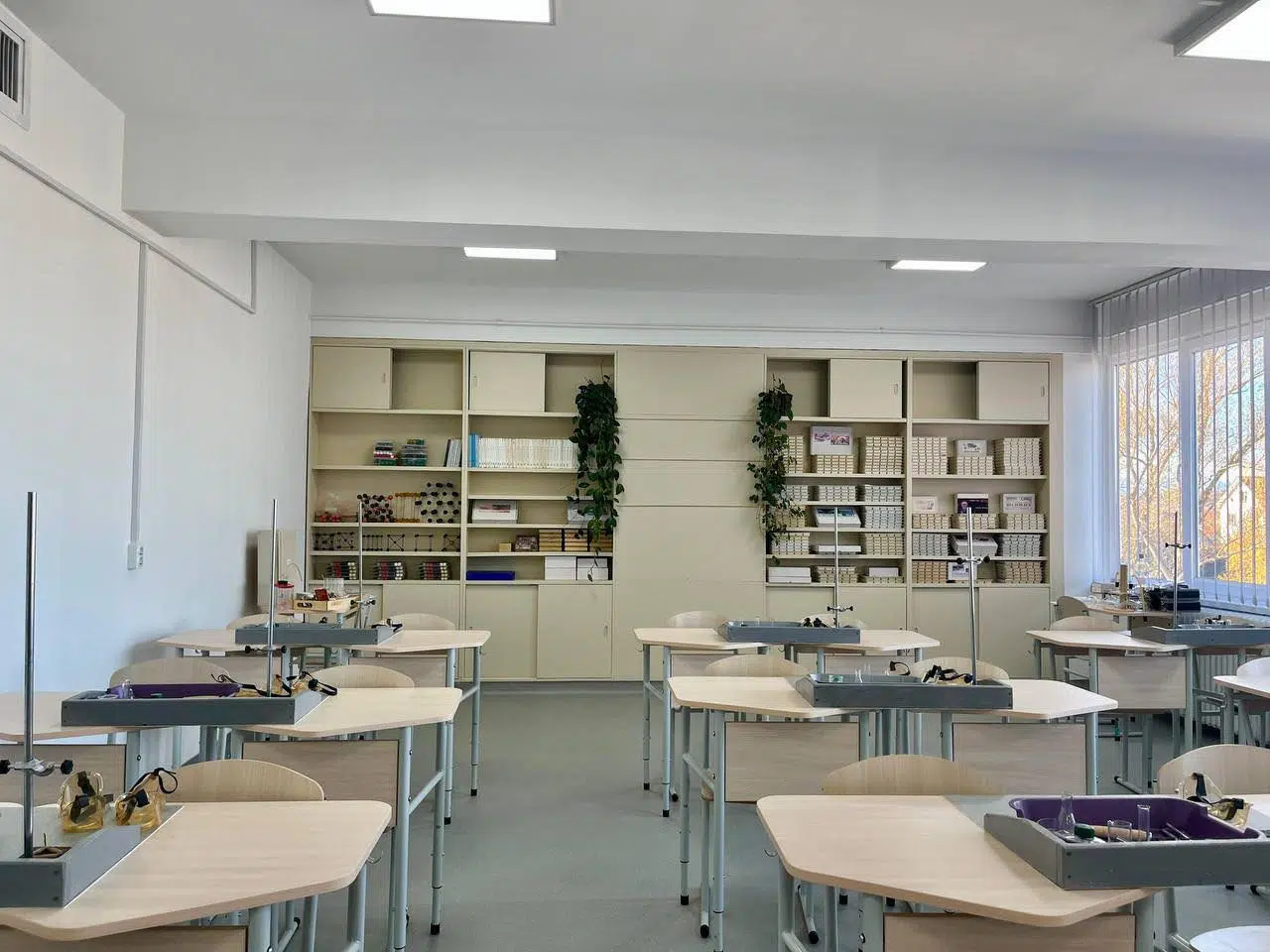 Сучасна шкільна лабораторія з обладнанням і столами