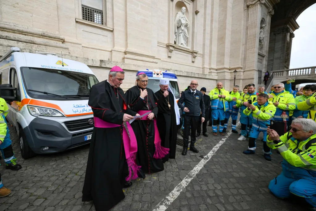 Священники благословляють швидку допомогу перед собором