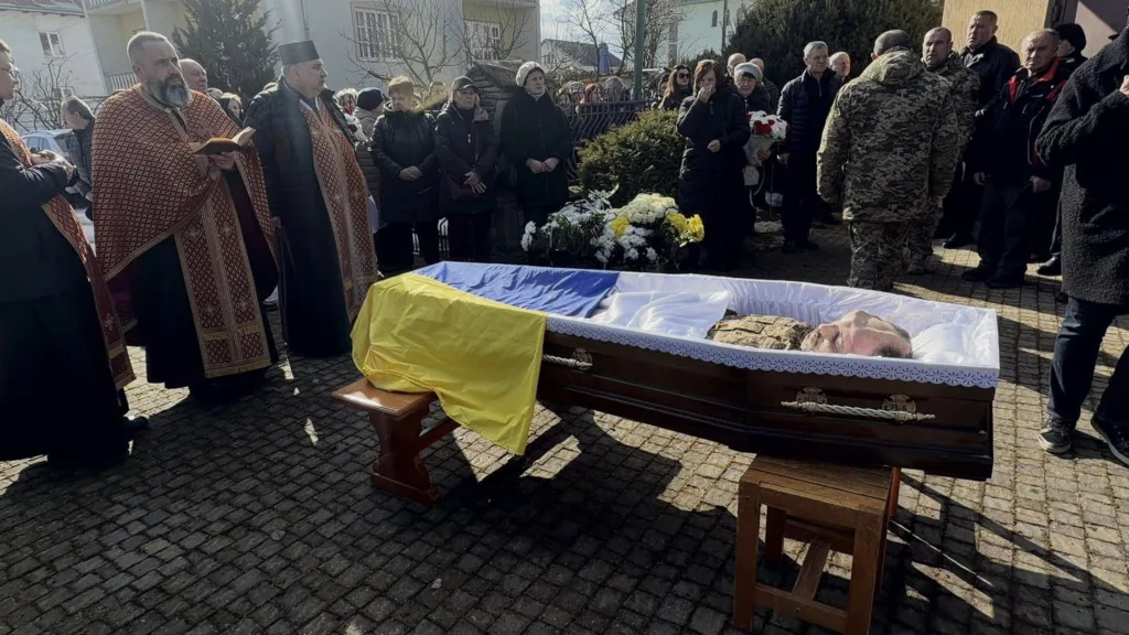 Похорон українського військового з прапором України