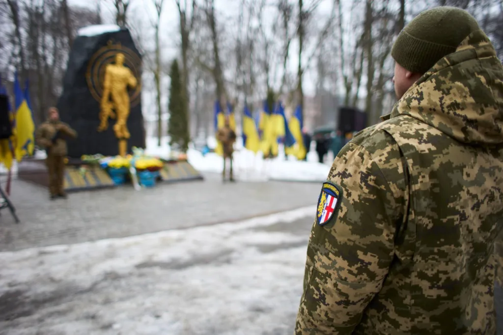 Український військовий біля пам’ятника героям