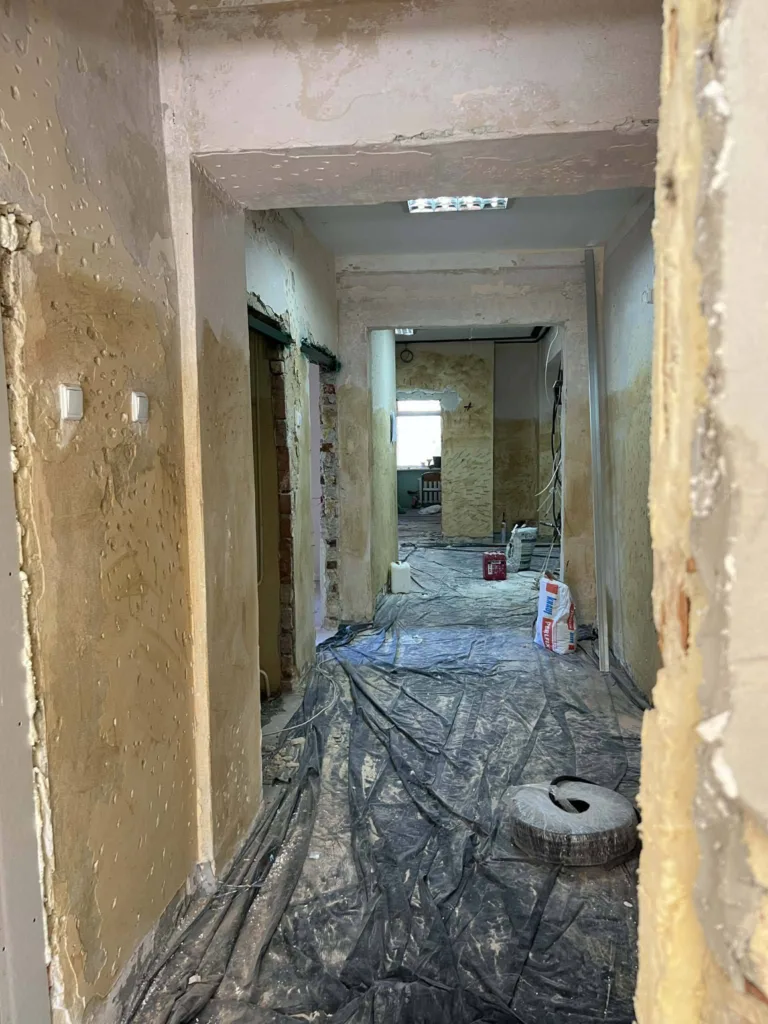 Коридор будівлі під час ремонту стін та підлоги