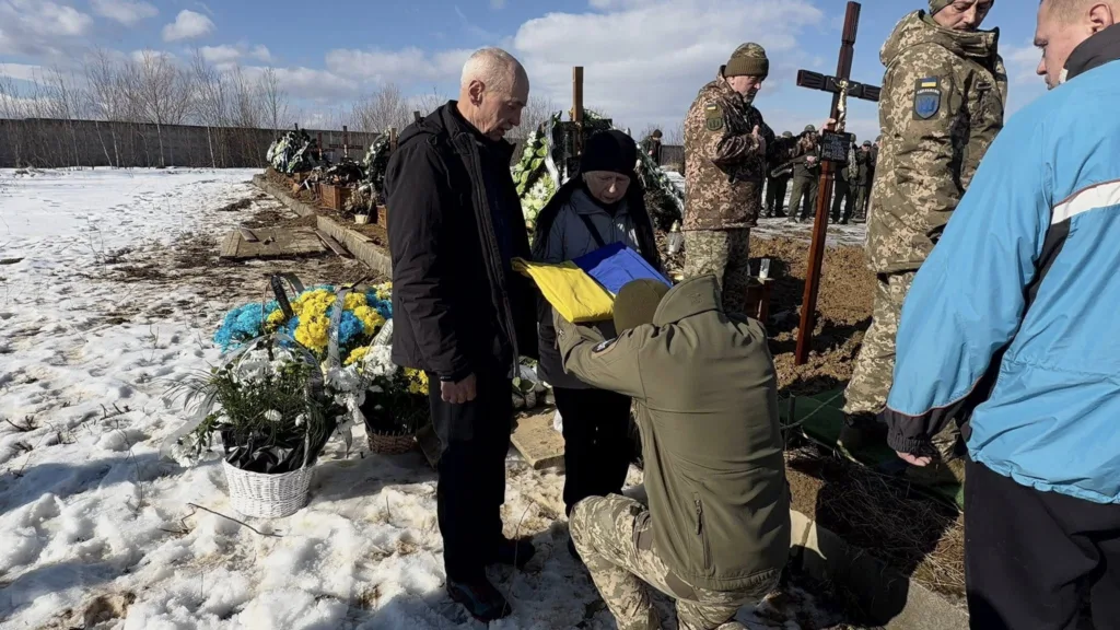 Поховання українського військового з прапором України