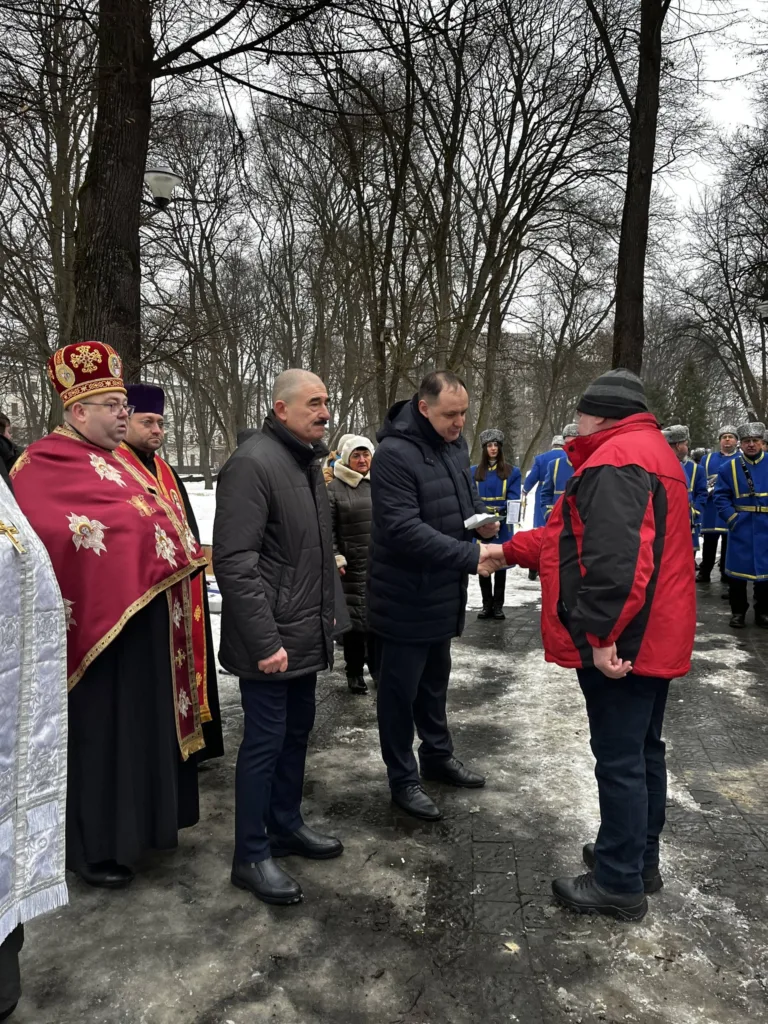 Чоловіки вітають одне одного під час церемонії взимку