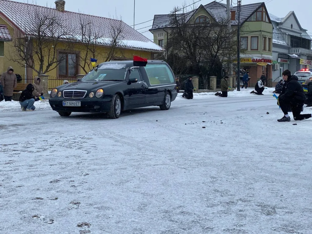 Процесія з катафалком на засніженій вулиці України