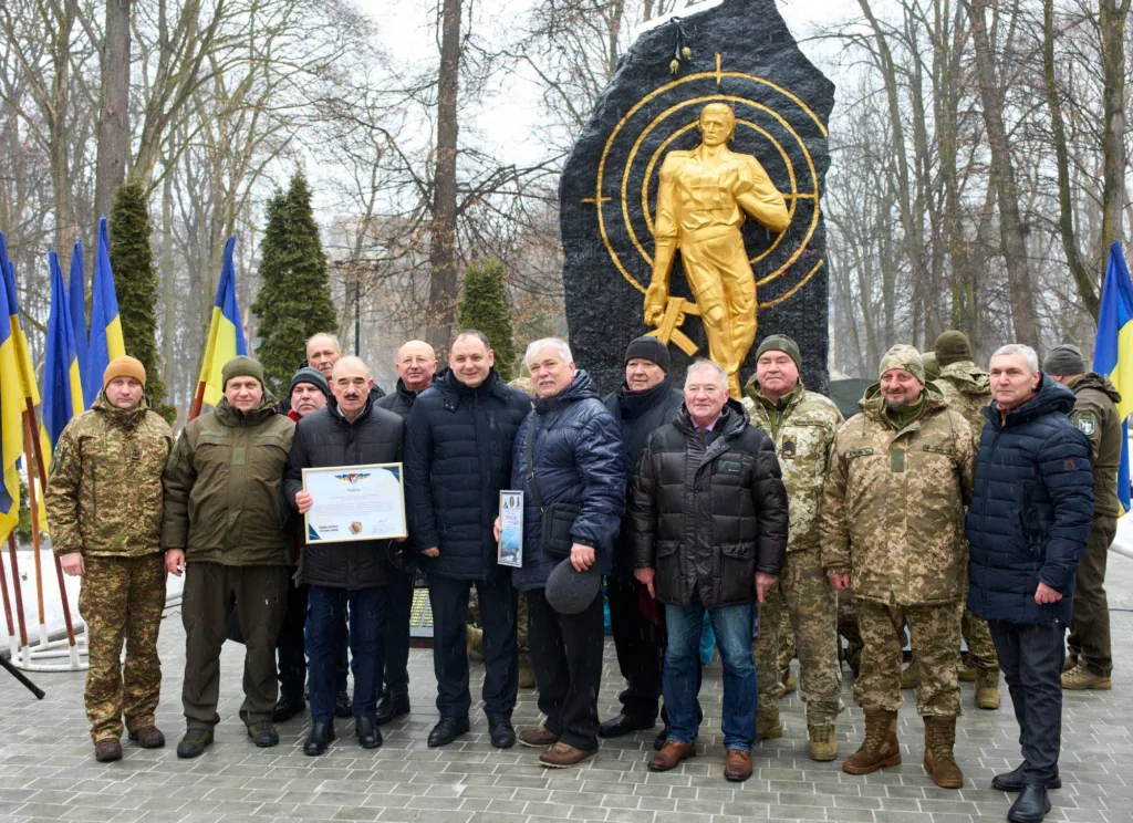 Вшанування військових біля пам’ятника герою в парку