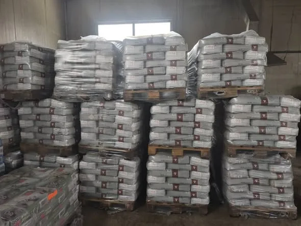 Піддони з мішками цементу на складі