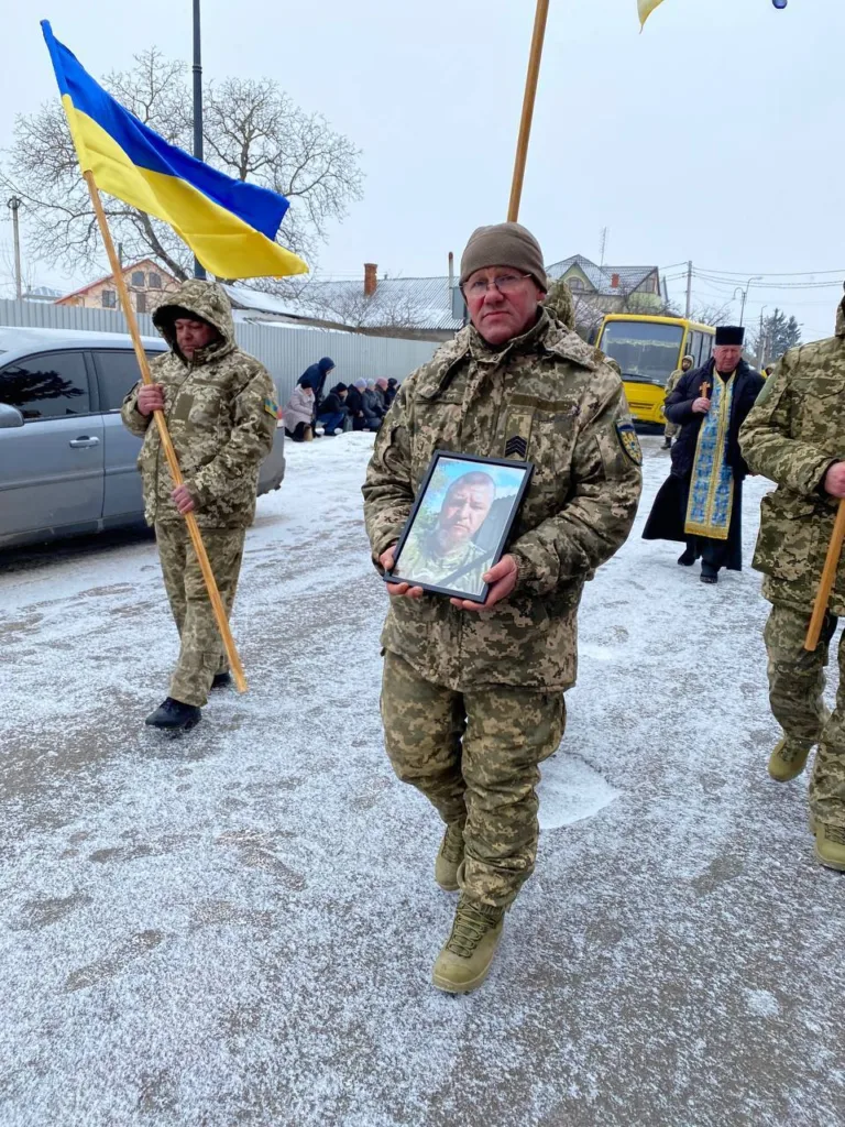 Військові несуть портрет загиблого героя України