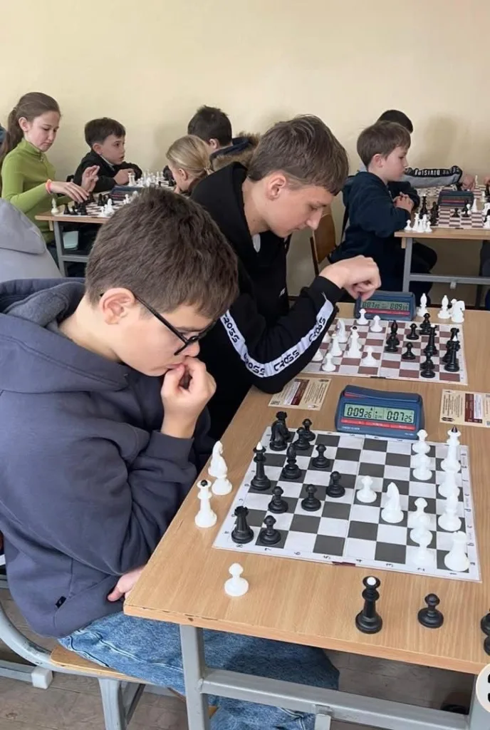 Діти грають у шахи на турнірі