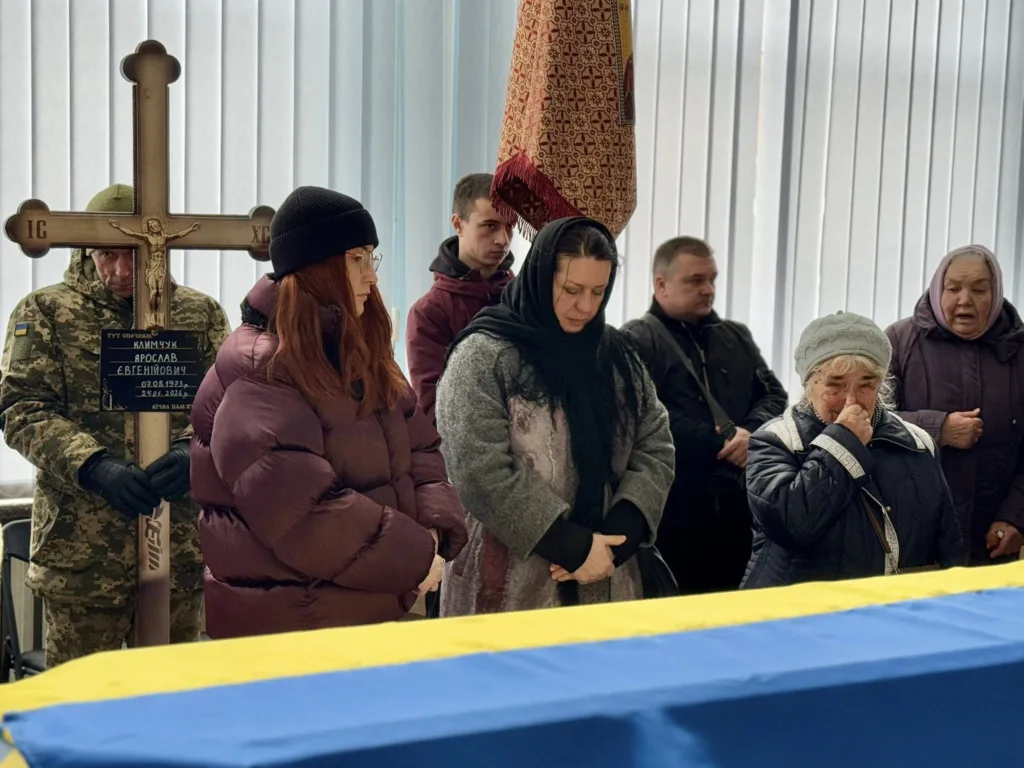 Прощання з військовим, труна в українському прапорі