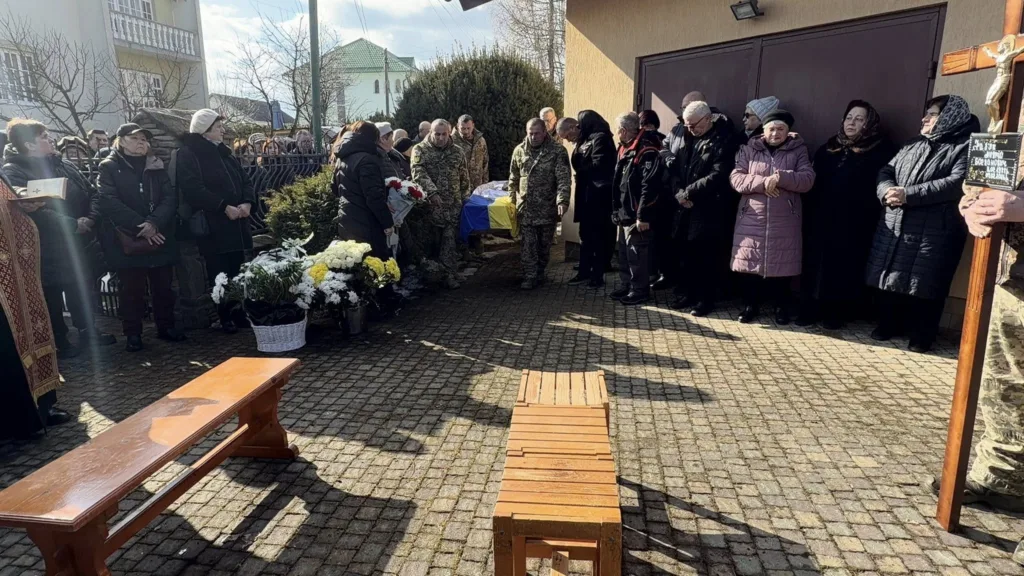 Похоронна церемонія військового з прапором України