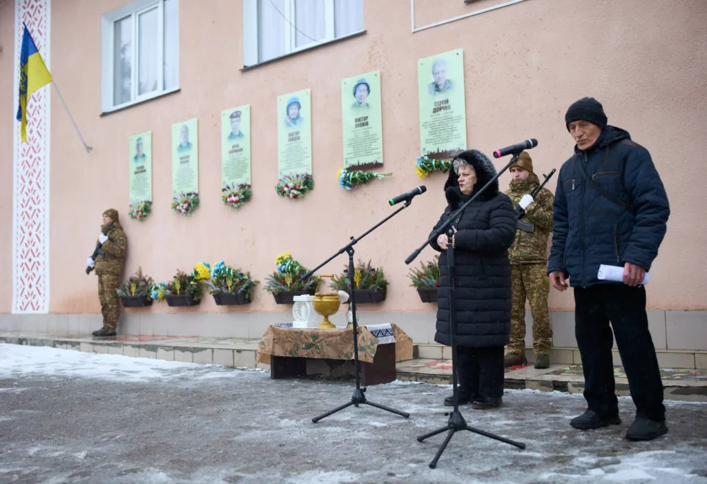 Вшанування пам’яті загиблих воїнів біля меморіалу