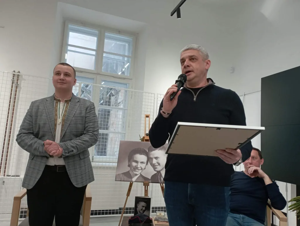 Чоловік виступає з мікрофоном на виставці.