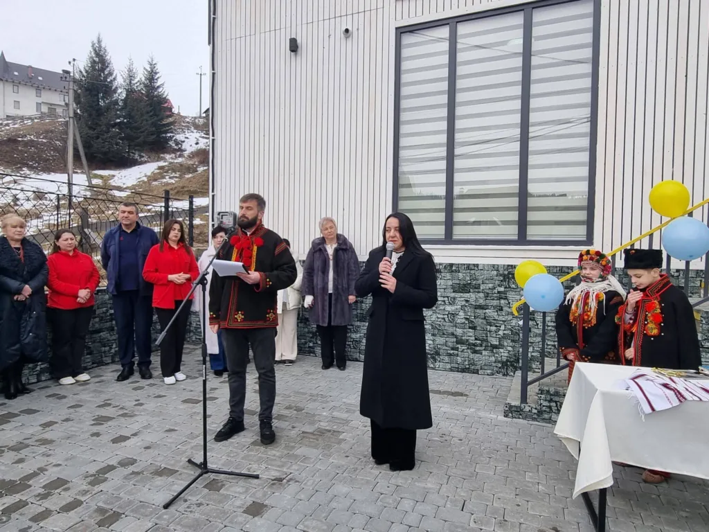 Виступ на святковій події біля будівлі з людьми