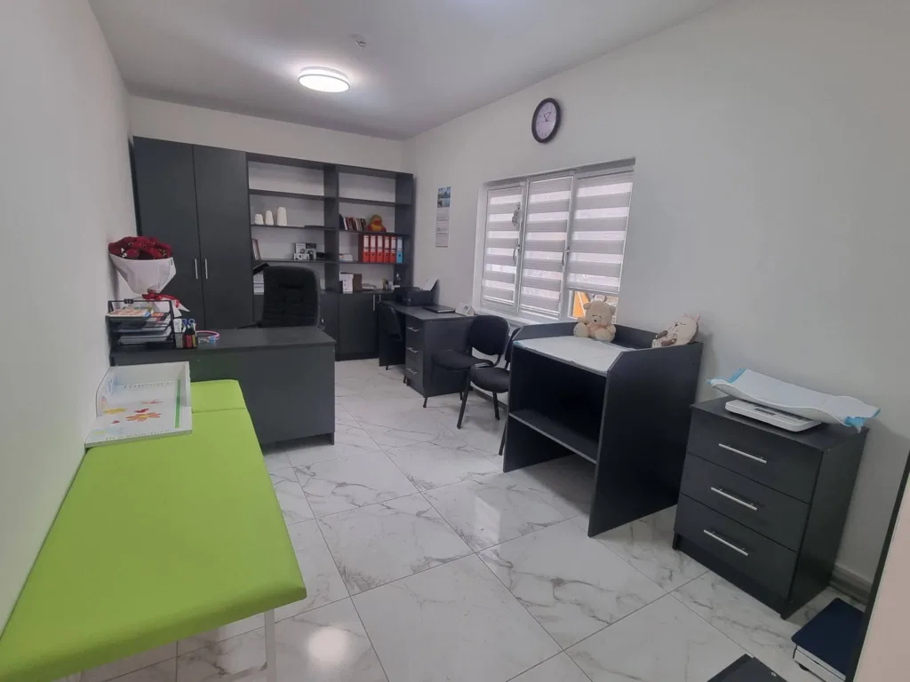 Світлий медичний кабінет з сучасними меблями