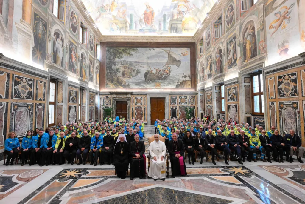 Групове фото у розкішній залі Ватикану