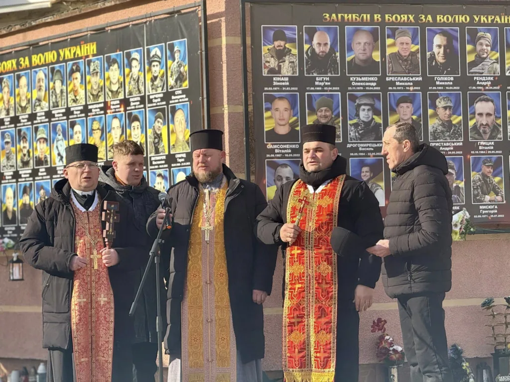 Священники моляться перед меморіалом загиблих героїв України