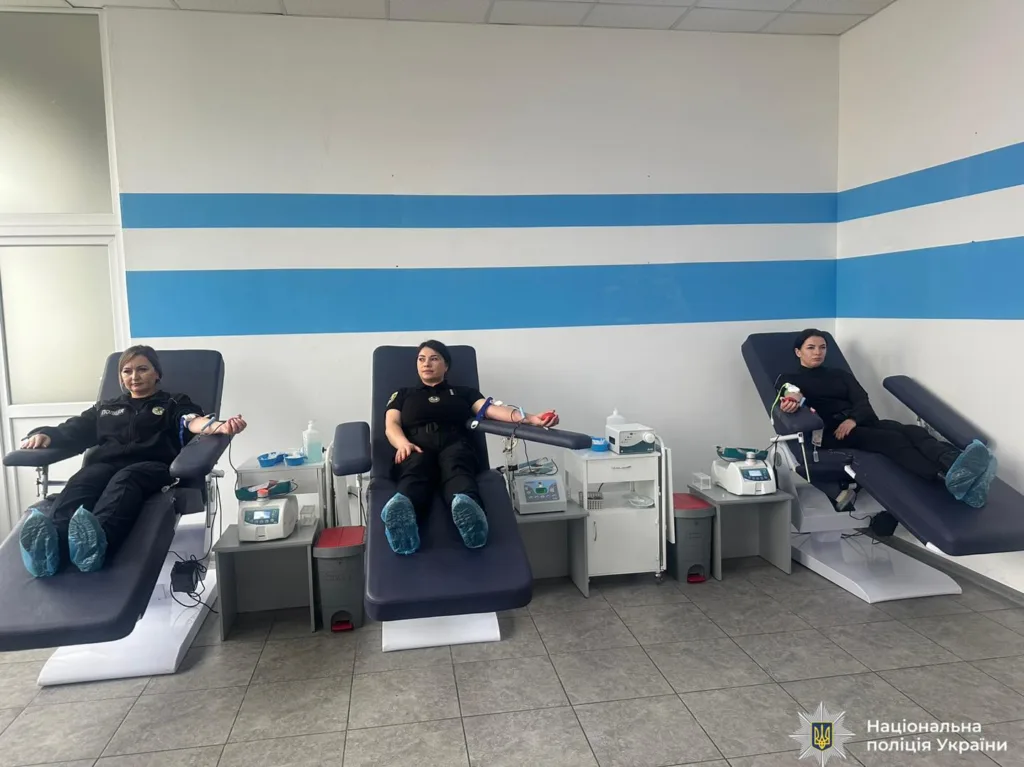 Поліцейські здають кров у донорському центрі