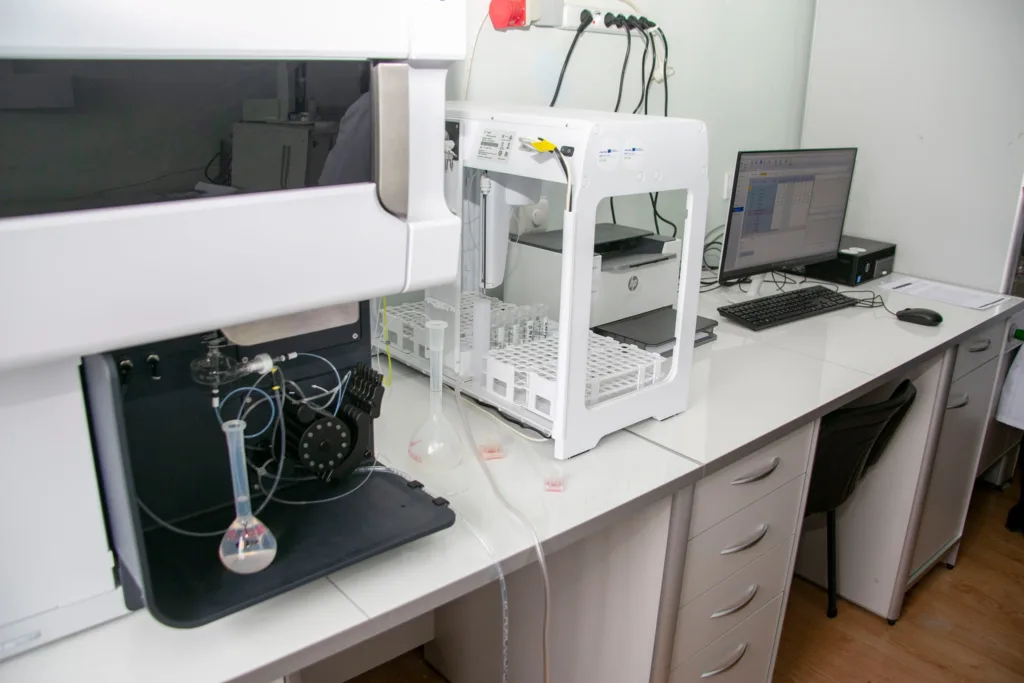 Сучасне лабораторне обладнання та комп’ютер на столі