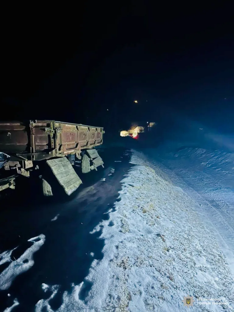 Нічна дорога з снігом і припаркованим причепом