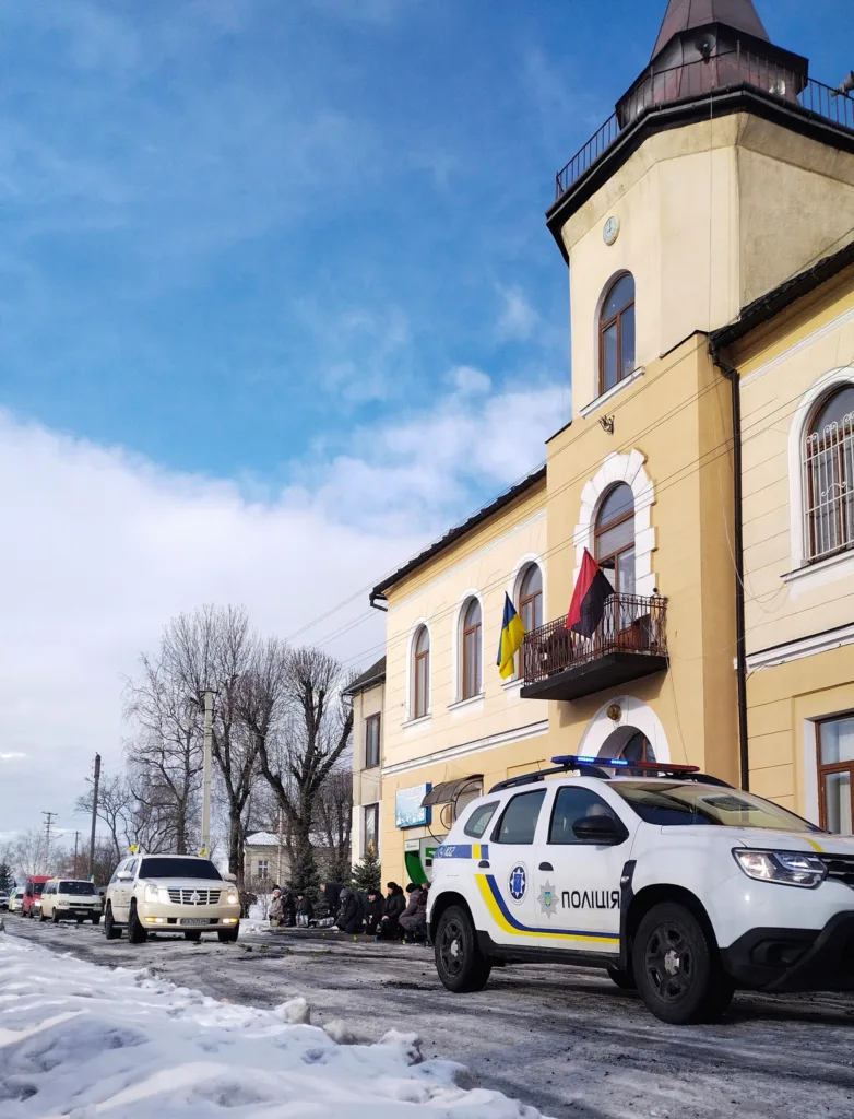 Поліцейські автомобілі біля будівлі в зимовий день