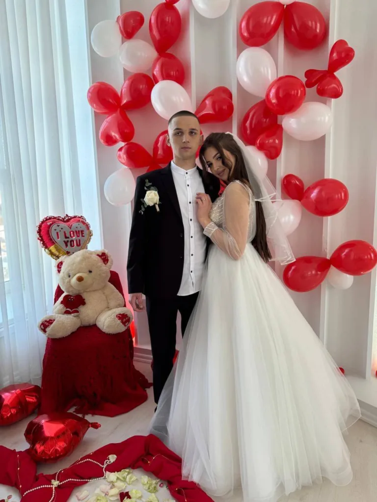 Молода пара на весільній фотосесії з повітряними кулями