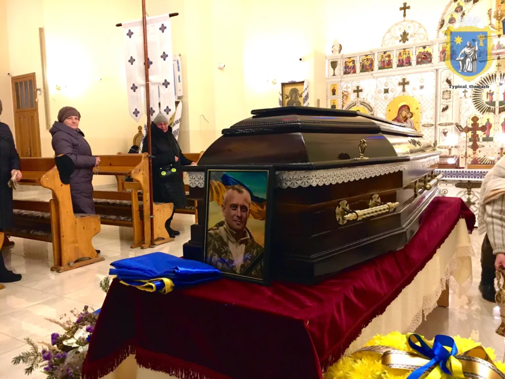 Поминальна церемонія у храмі з домовиною героя