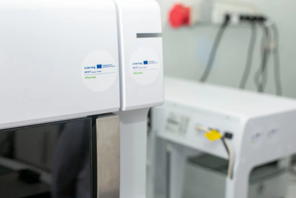 Лабораторне обладнання з наліпками Interreg NEXT