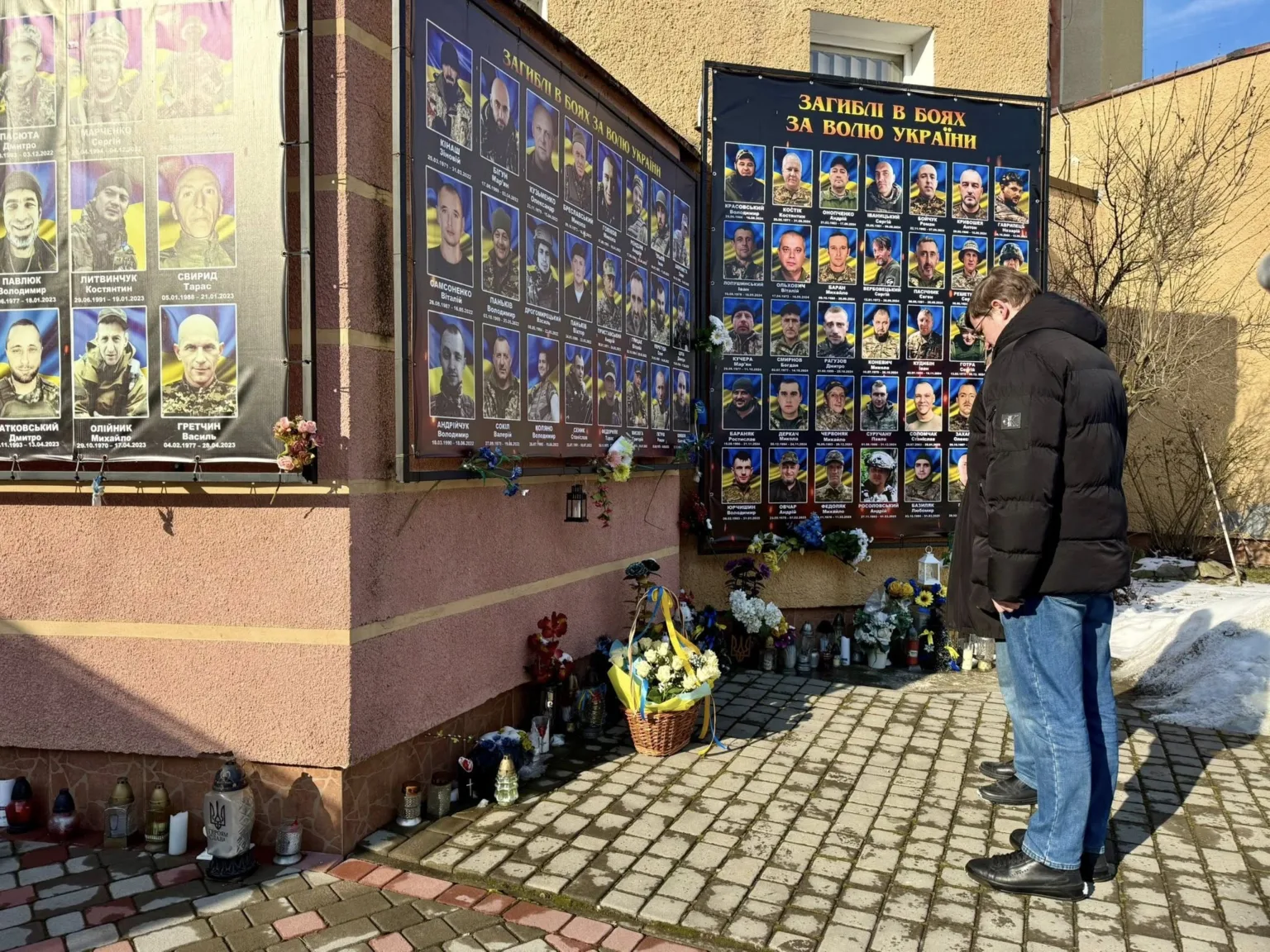 Меморіал загиблим воїнам України з квітами та свічками