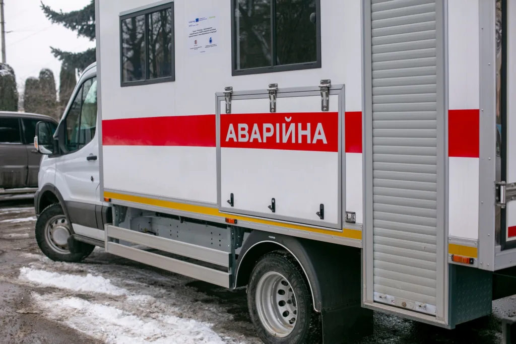 Аварійна службова машина на зимовій дорозі