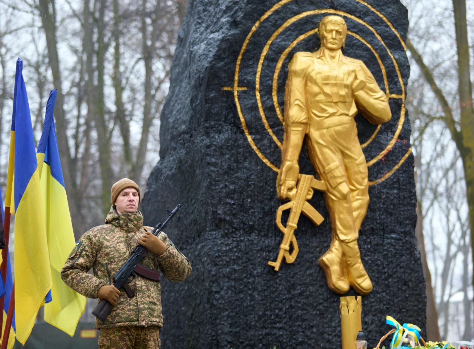 Військовий біля пам'ятника захисникам України
