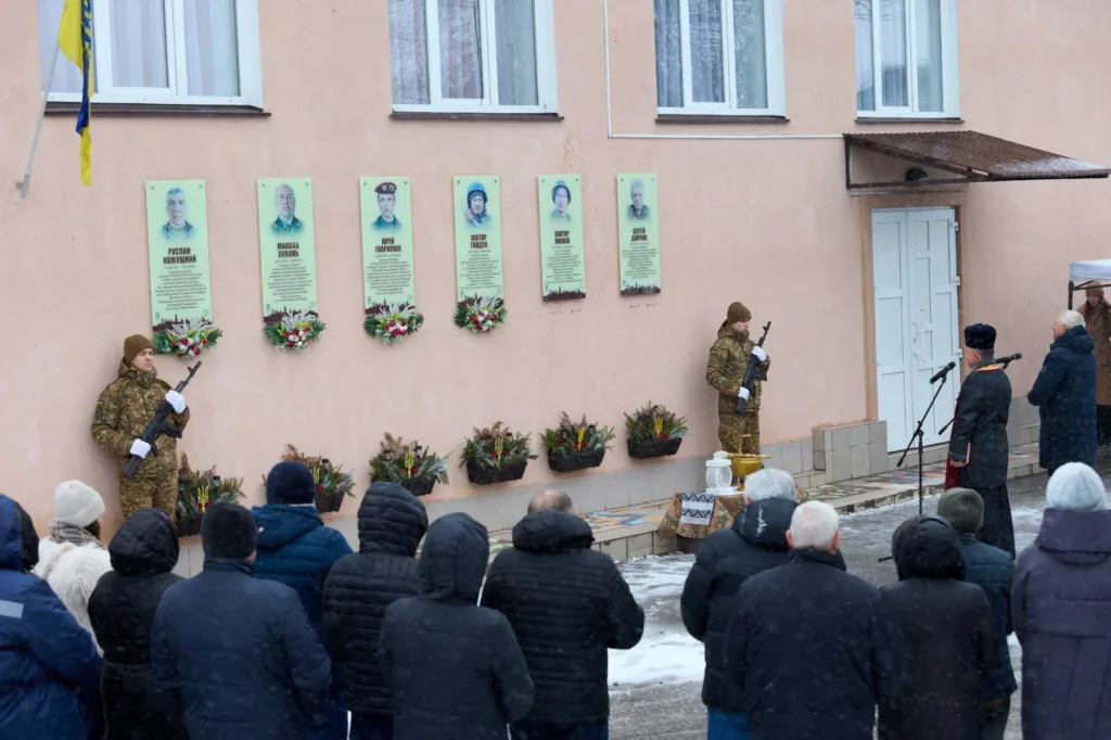 Вшанування пам'яті героїв біля меморіальної стіни