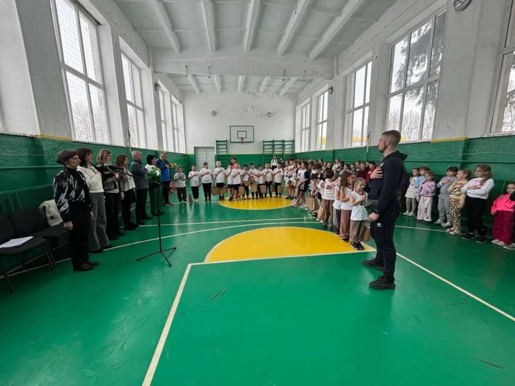 Шкільна лінійка в спортивному залі