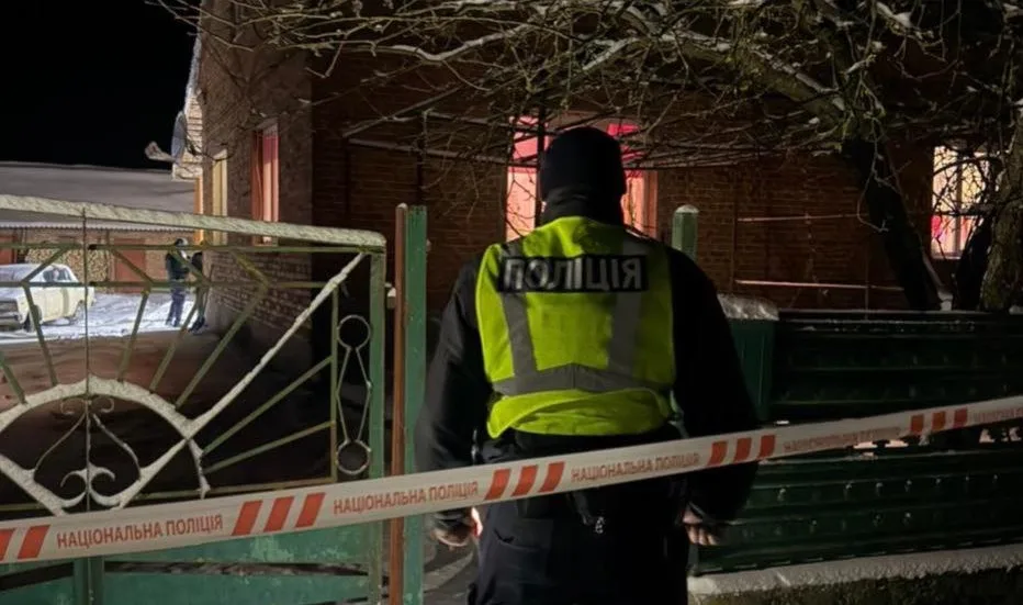 Поліція охороняє місце події біля будинку
