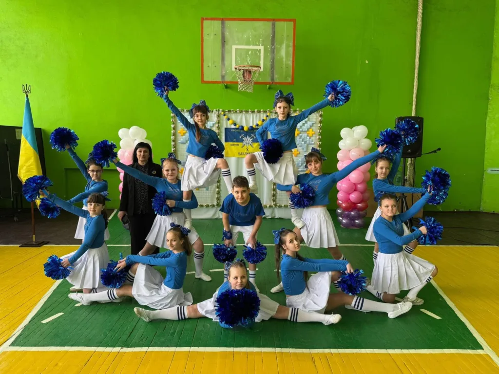 Діти-чирлідери виступають у спортзалі школи