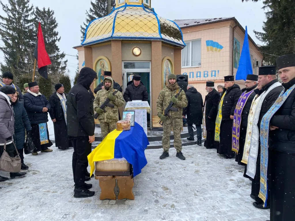 Похорон військового героя біля каплиці в Україні