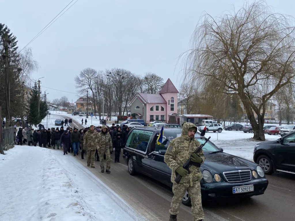 Військовий похорон взимку у засніженому місті