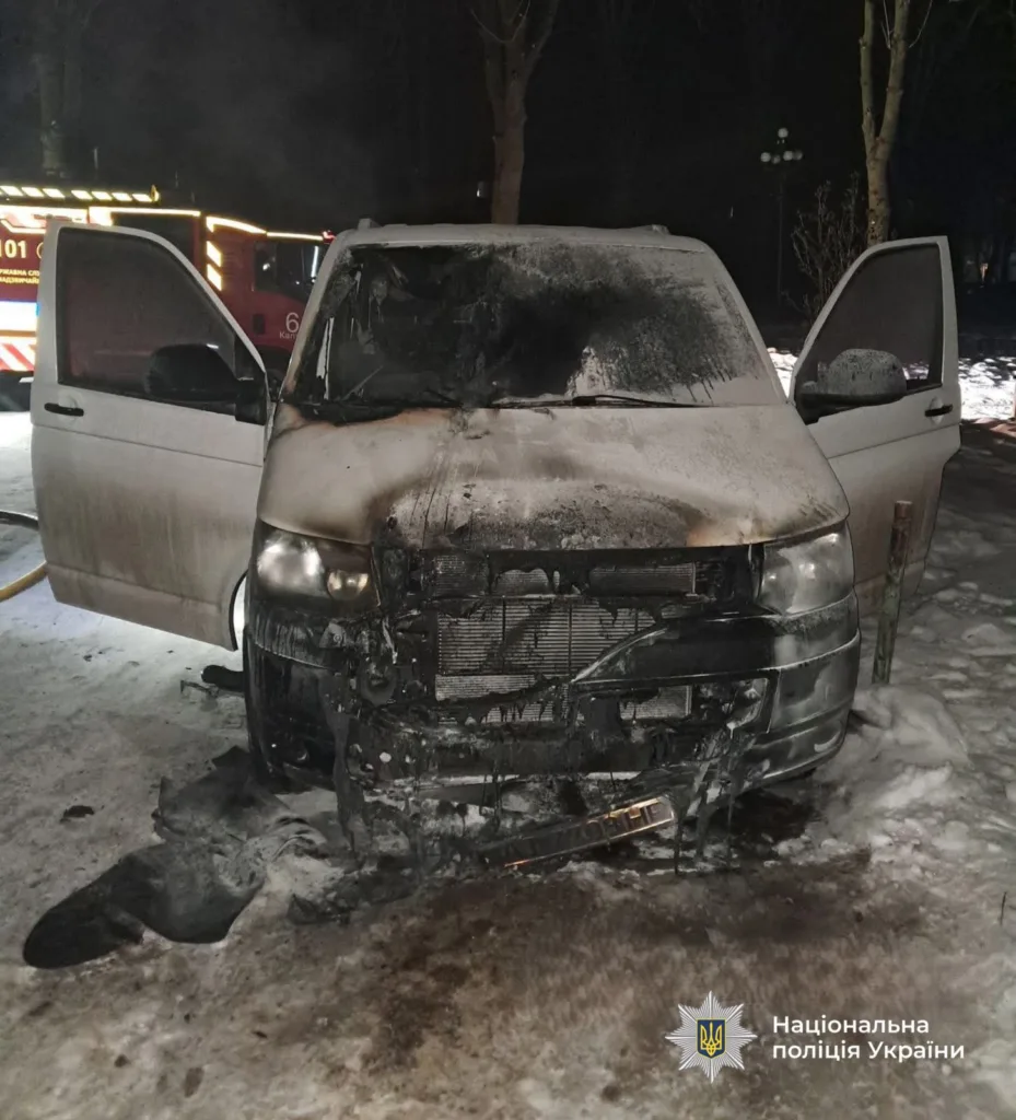 Згорілий автомобіль після пожежі взимку