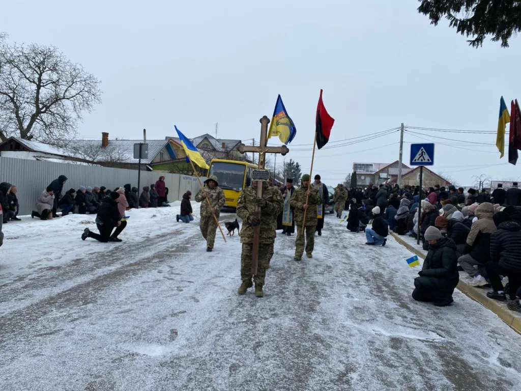 Військовий похід із прапорами в зимовому місті