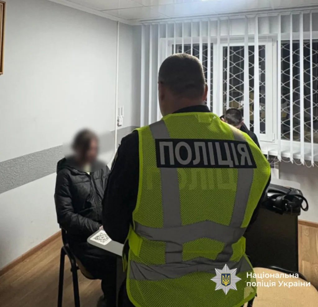 Поліцейський спілкується з людиною у відділку поліції