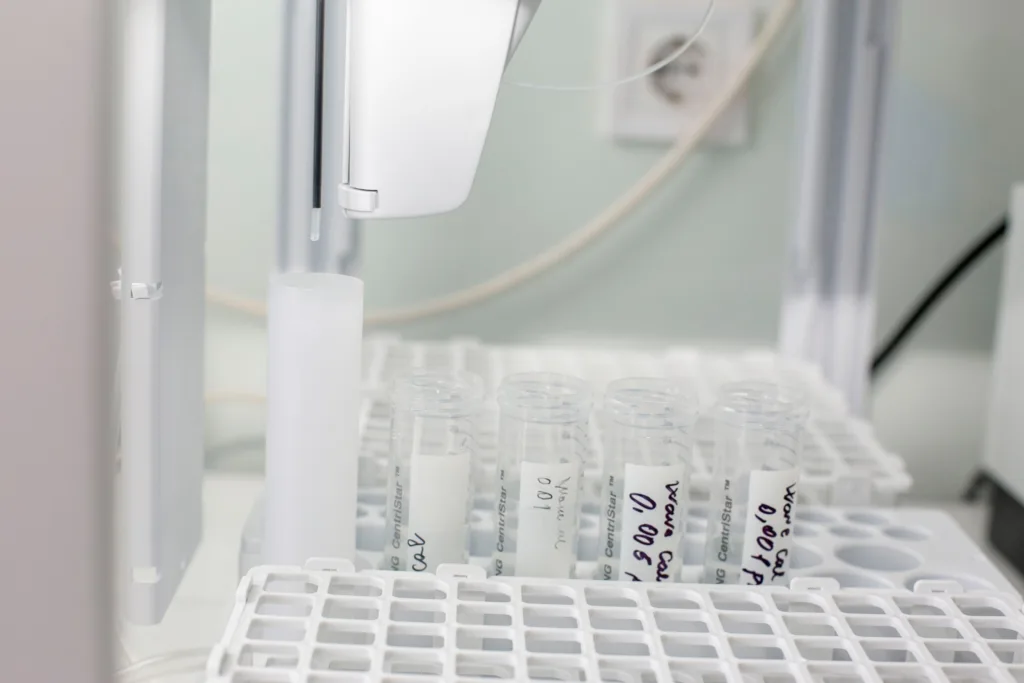 Лабораторні пробірки зразків на аналіз