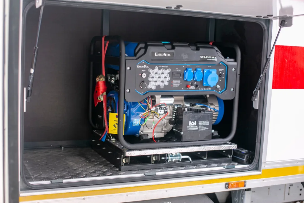 Переносний генератор у відсіку вантажівки