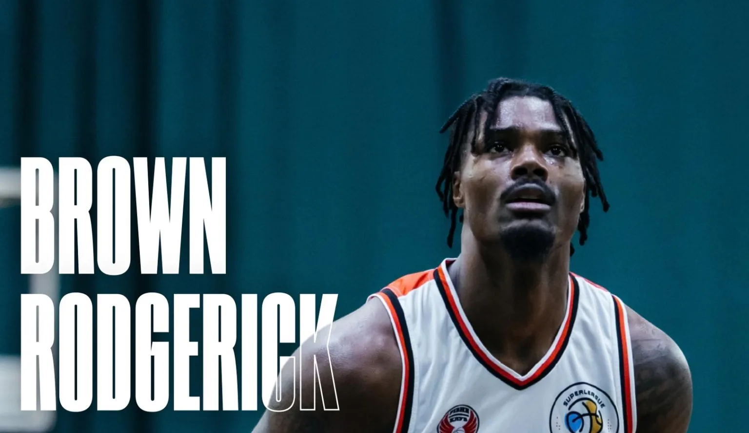 Баскетболіст у білій формі під час гри