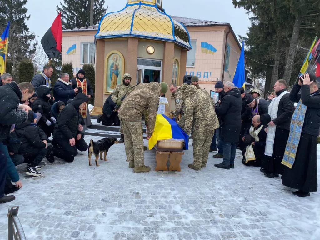 Похорон військового з українським прапором взимку