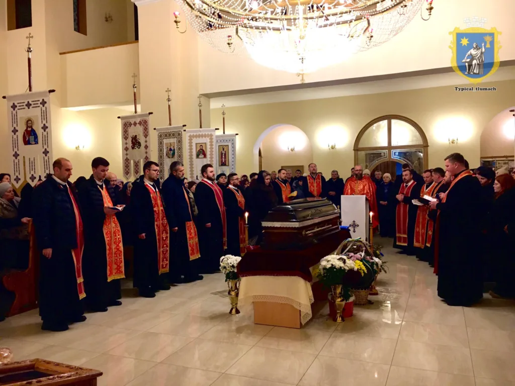 Священики проводять церковну службу біля труни