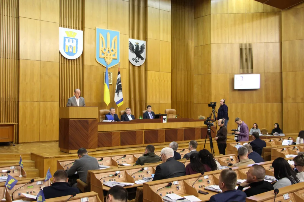 Засідання міської ради з промовцем і депутатами