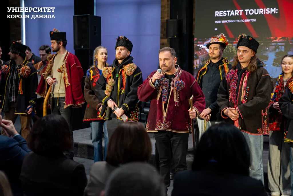 Виступ у традиційному гуцульському вбранні в університеті