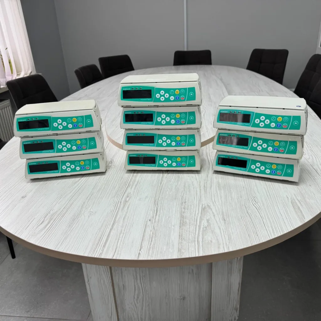 Медичні інфузійні насоси на столі