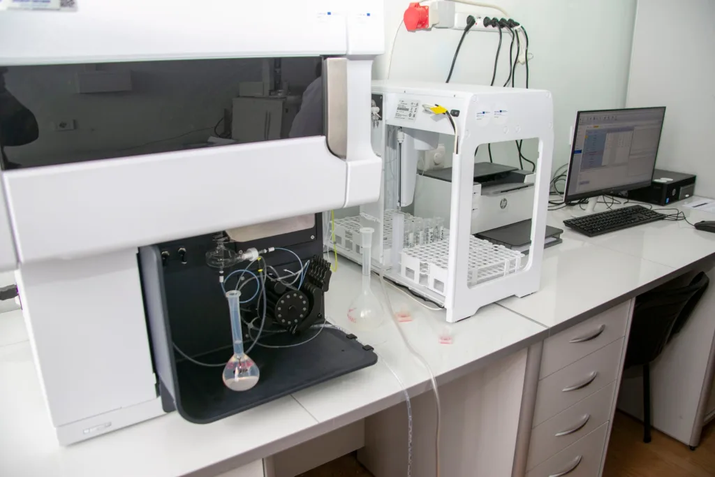 Лабораторне обладнання та комп’ютер на робочому столі