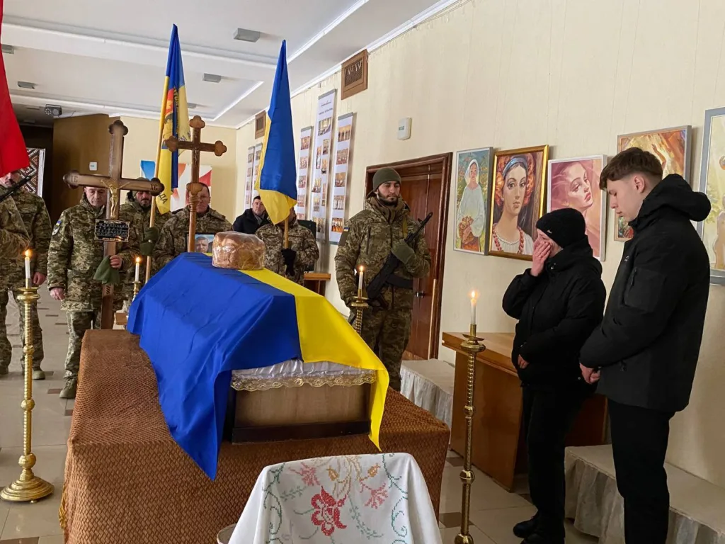 Прощання з полеглим військовим під прапором України